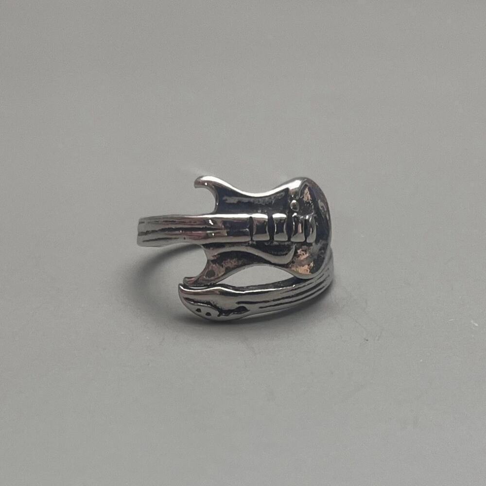Y2k 2000s vintage style wrapped guitar ring